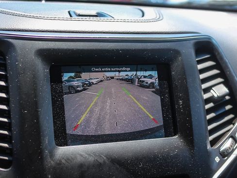 Used 2020 Jeep Cherokee Latitude Plus w/ Cold Weather Group AWD/4WD image 33