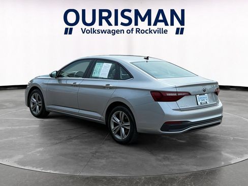 Used 2024 Volkswagen Jetta SE FWD image 4