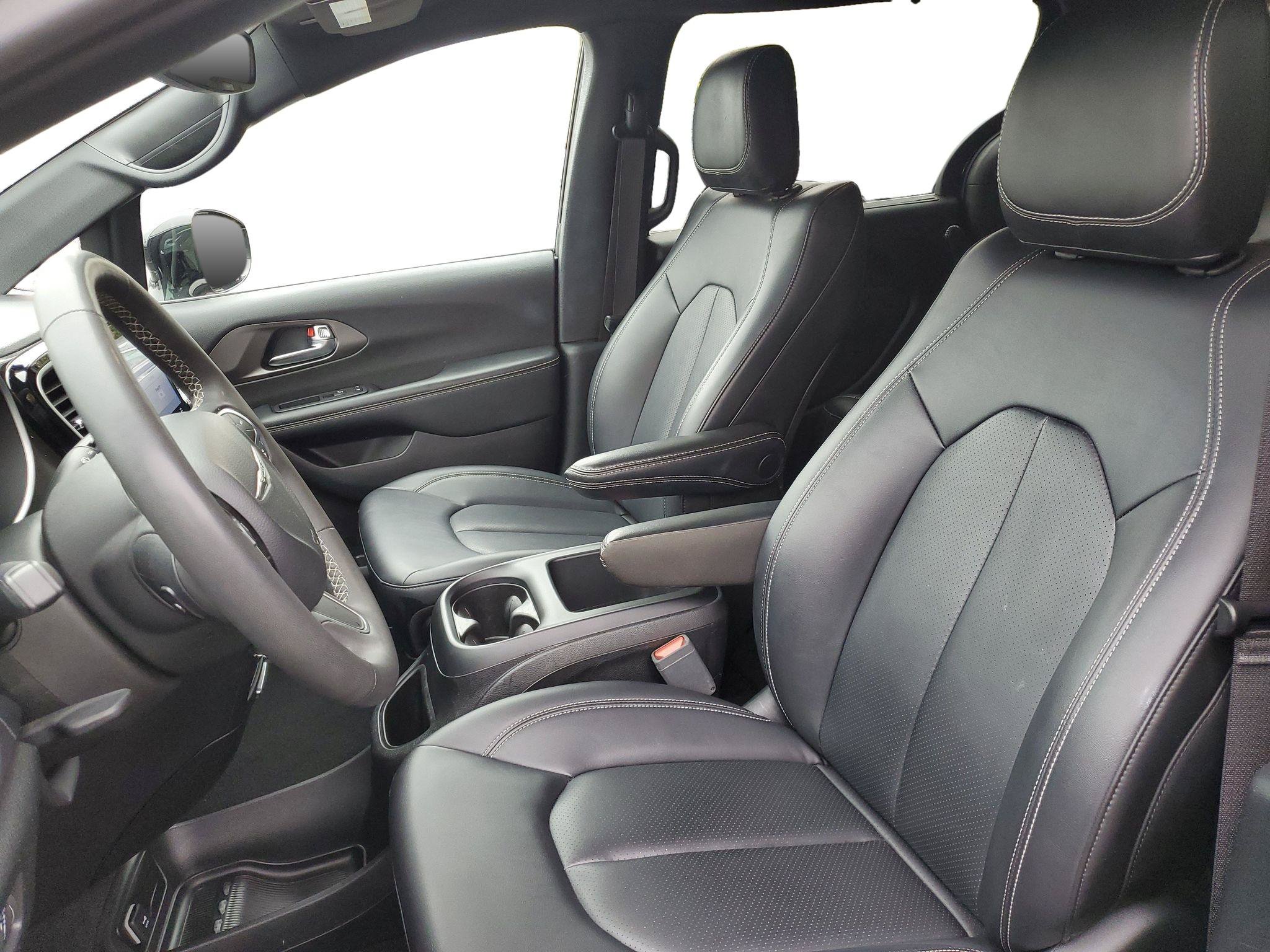 Used 2025 Chrysler Pacifica Select FWD image 5
