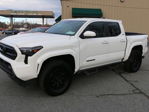 Used 2024 Toyota Tacoma SR5 image 1