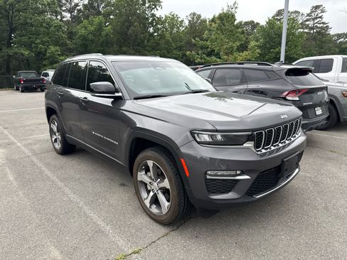 Used 2024 Jeep Grand Cherokee Limited RWD image 2