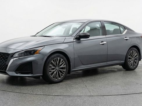 Used 2025 Nissan Altima 2.5 SV image 3