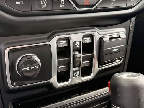 Used 2019 Jeep Wrangler Unlimited Sahara w/ Uconnect 4C Nav & Sound Group AWD/4WD image 32