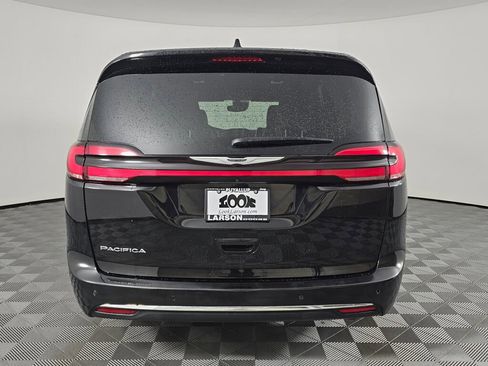 Used 2025 Chrysler Pacifica Select image 4