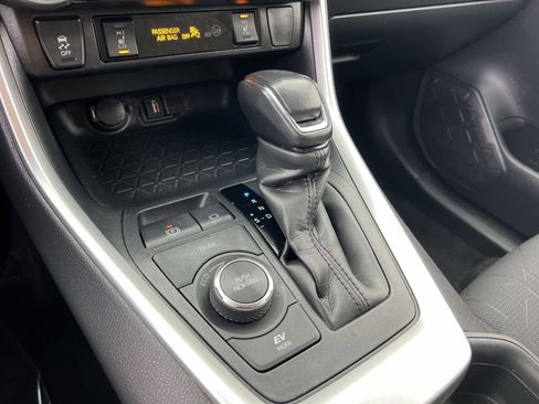 Used 2021 Toyota RAV4 XLE image 21