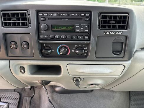 Used 2005 Ford Excursion XLS RWD image 23