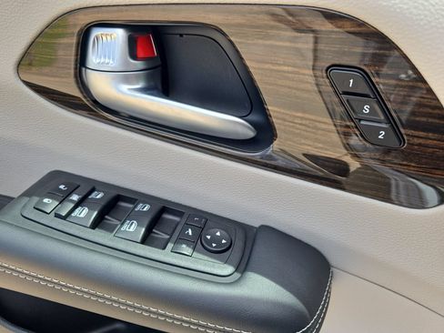 Used 2024 Chrysler Pacifica Limited FWD image 29