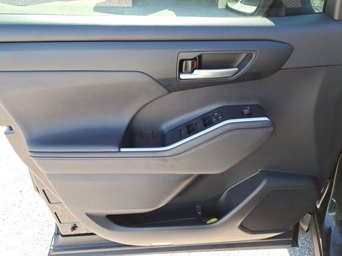 Used 2023 Toyota Highlander XSE image 16
