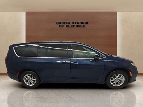 Used 2024 Chrysler Pacifica Touring-L image 7