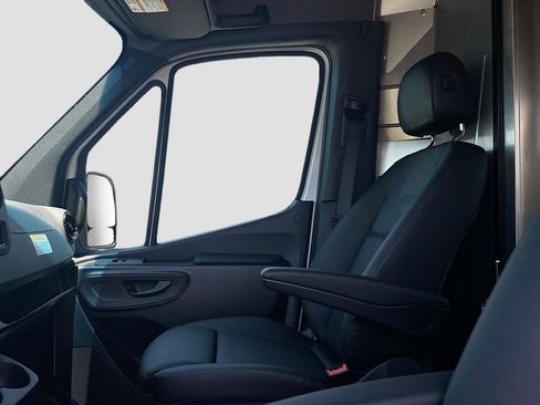 Used 2024 Mercedes-Benz Sprinter 2500 image 38