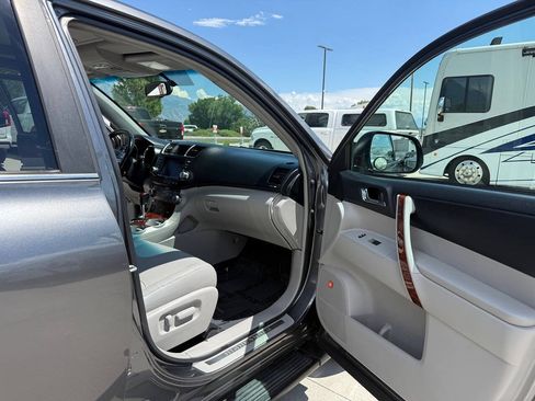 Used 2011 Toyota Highlander Limited w/ Tow Pkg AWD/4WD image 24