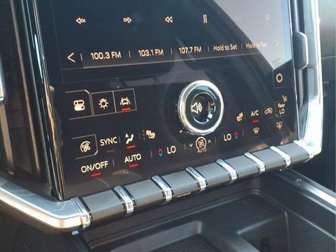 Used 2025 GMC Acadia Elevation image 9