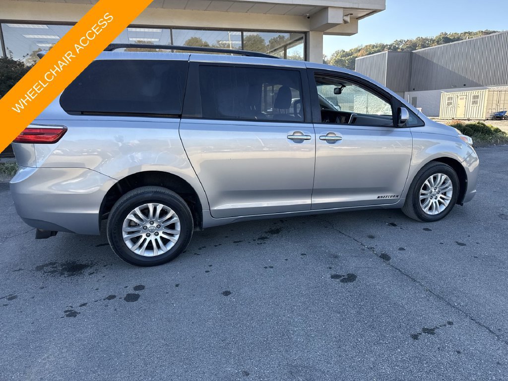 Used 2017 Toyota Sienna XLE Premium FWD image 4