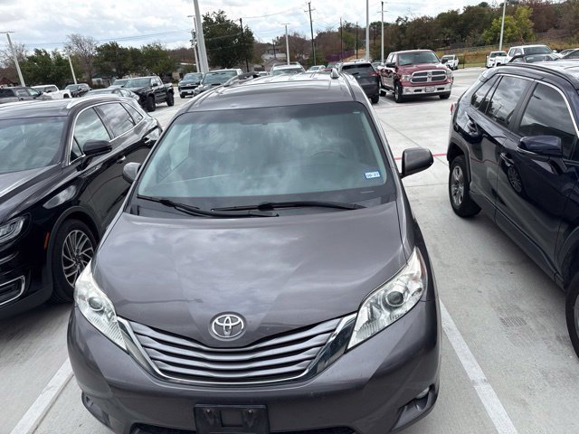 Used 2017 Toyota Sienna XLE Premium FWD image 3