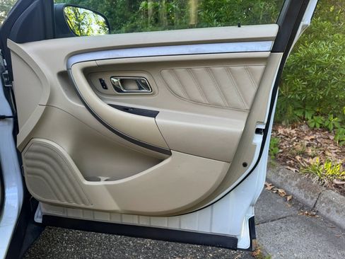 Used 2015 Ford Taurus SE FWD image 16