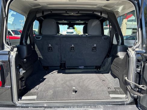 Used 2025 Jeep Wrangler Unlimited Sahara AWD/4WD image 31