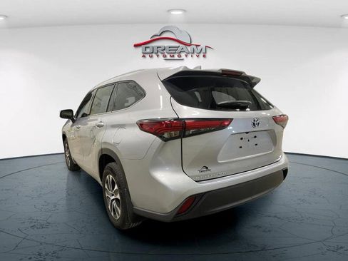 Used 2022 Toyota Highlander XLE AWD/4WD image 5