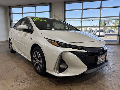 Certified 2020 Toyota Prius Prime Limited FWD image 4