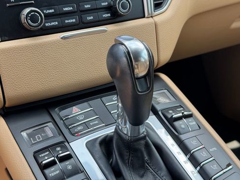 Used 2018 Porsche Macan Sport Edition AWD/4WD image 34