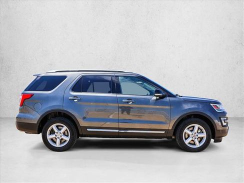 Used 2017 Ford Explorer XLT w/ Equipment Group 201A AWD/4WD image 4