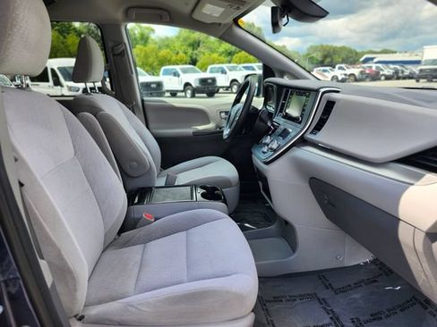 Used 2020 Toyota Sienna LE w/ LE Preferred Package FWD image 11