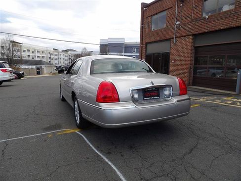Used 2007 Lincoln Town Car Signature image 4