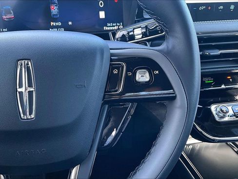 Used 2025 Lincoln Corsair Premiere image 19