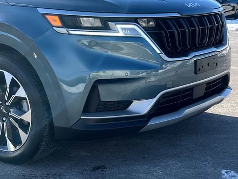 Used 2024 Kia Carnival EX image 8