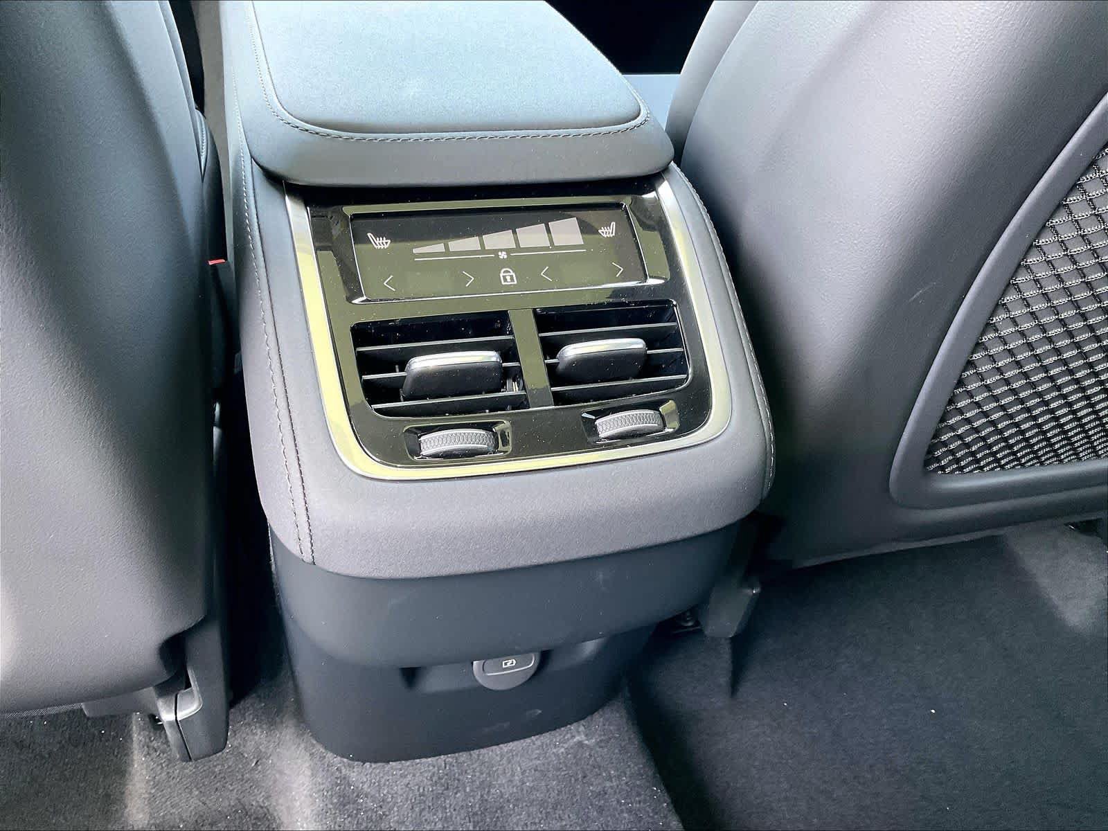 New 2027 Volvo XC90 B5 Plus AWD/4WD image 16