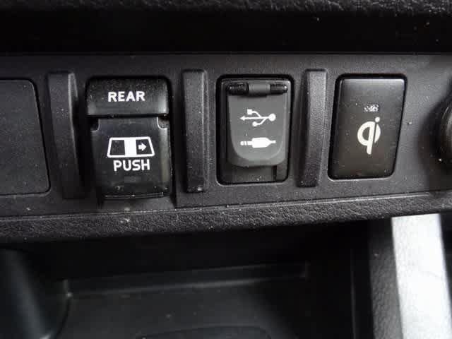 Used 2018 Toyota Tacoma TRD Sport AWD/4WD image 31