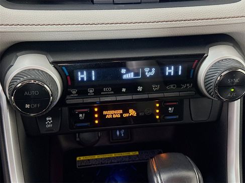 Used 2019 Toyota RAV4 Limited image 16