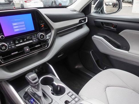 Certified 2023 Toyota Highlander L image 28