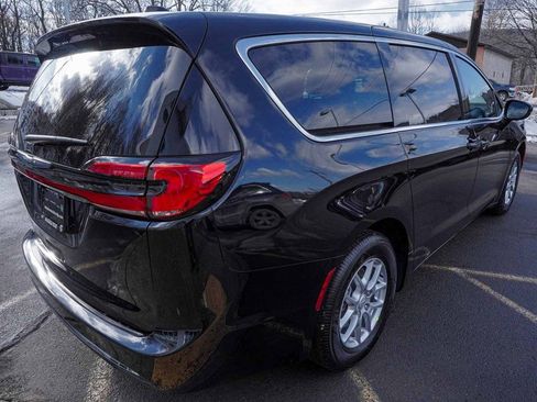 New 2026 Chrysler Pacifica Select image 5