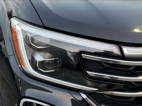 Used 2024 Volkswagen Atlas SE image 25