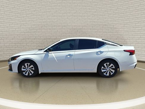 Used 2024 Nissan Altima 2.5 S FWD image 8