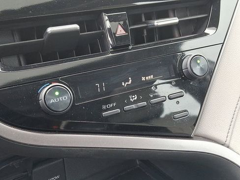 Used 2021 Toyota Camry SE w/ Cold Weather Package image 17