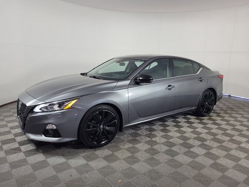 Used 2022 Nissan Altima 2.5 SR w/ Midnight Edition Package FWD image 2