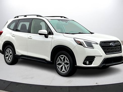 Used 2023 Subaru Forester Premium image 2