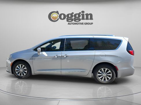 Used 2019 Chrysler Pacifica Touring-L image 3