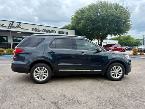Used 2017 Ford Explorer XLT FWD image 2