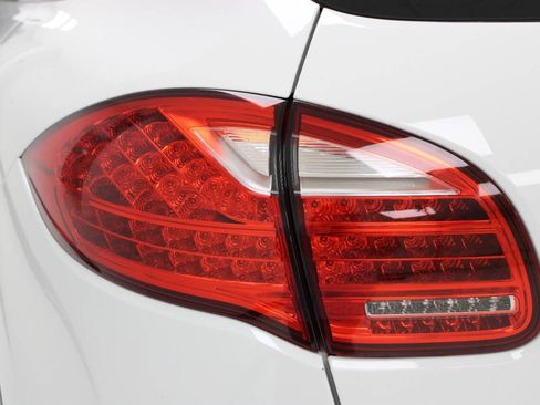 Used 2014 Porsche Cayenne Platinum Edition AWD/4WD image 11