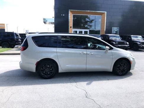 Used 2021 Chrysler Pacifica Touring-L w/ S Appearance Package AWD/4WD image 7