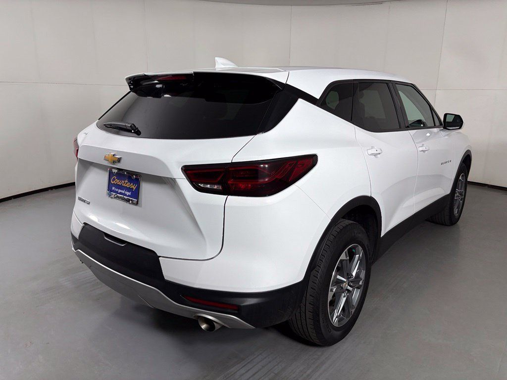 Used 2025 Chevrolet Blazer LT FWD image 8