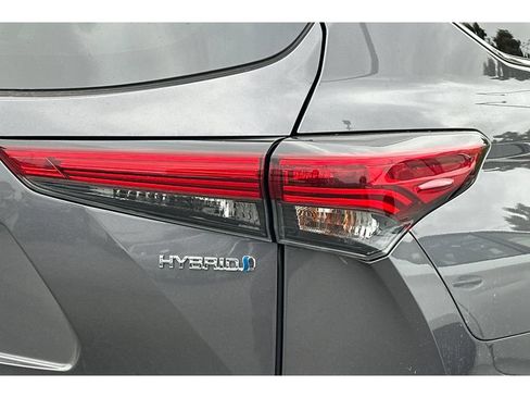 Used 2023 Toyota Highlander LE AWD/4WD image 6
