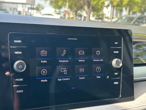 Certified 2025 Volkswagen Taos SE w/ Panoramic Sunroof Package FWD image 16