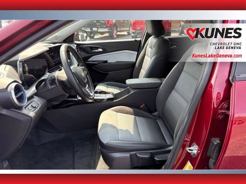 Used 2025 Chevrolet Trax LT w/ LT Convenience Package FWD image 14