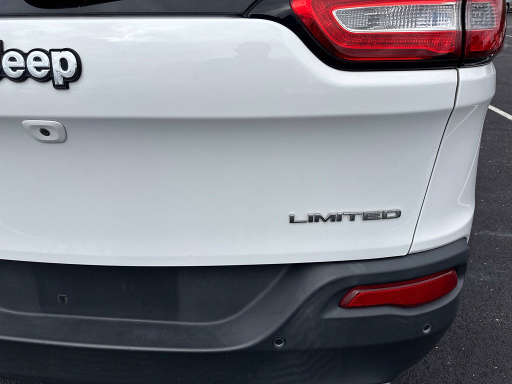 Used 2017 Jeep Cherokee Limited w/ Luxury Group FWD image 18