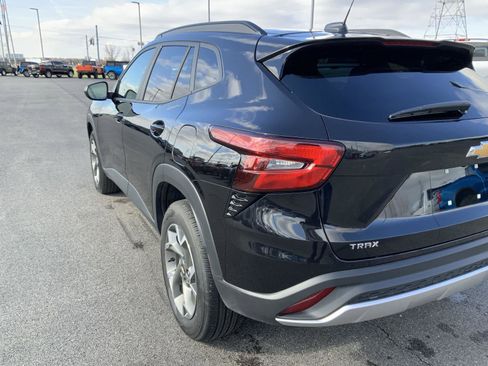 Used 2025 Chevrolet Trax LT FWD image 14