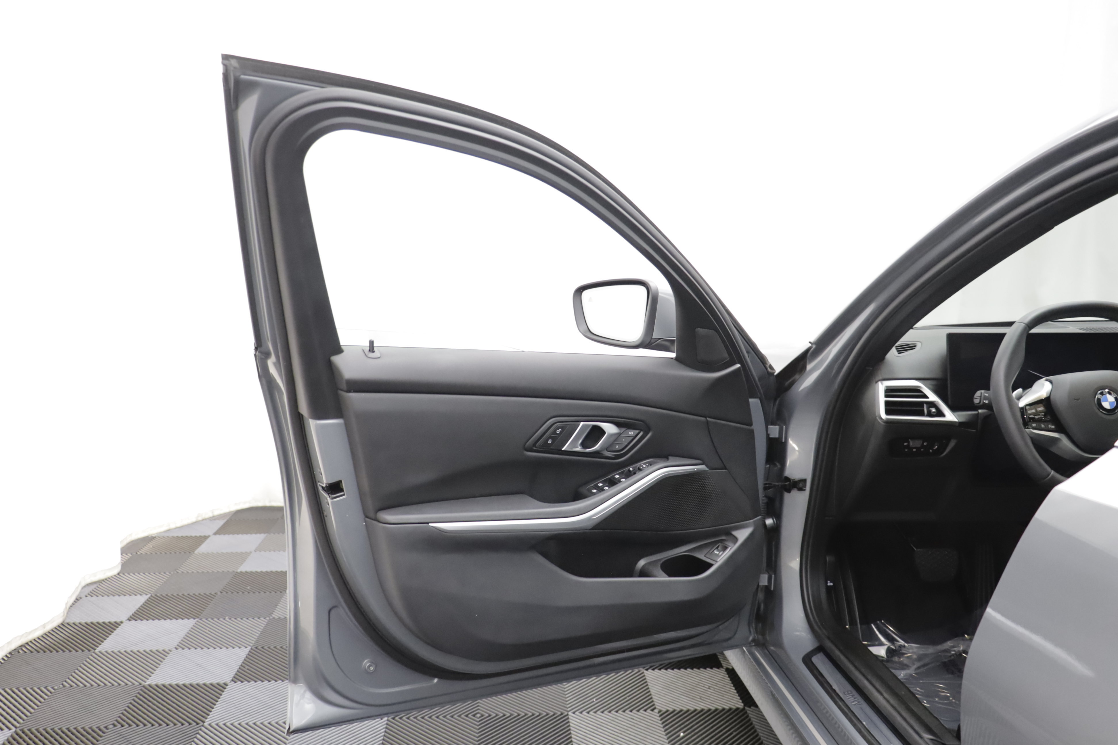 Used 2025 BMW 330i xDrive Sedan AWD/4WD image 4