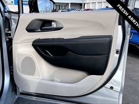 Used 2024 Chrysler Pacifica Touring-L image 27